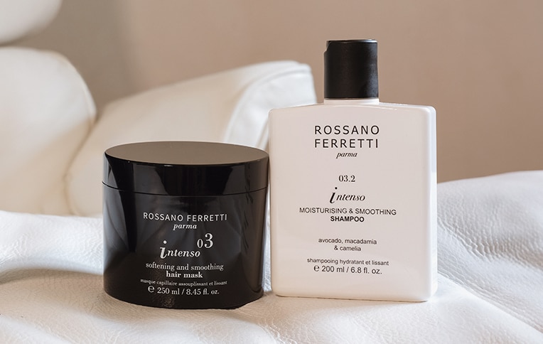 Immagine dello shampoo idratante e disciplinante Intenso e della maschera disciplinante Intenso di Rossano Ferretti Parma.