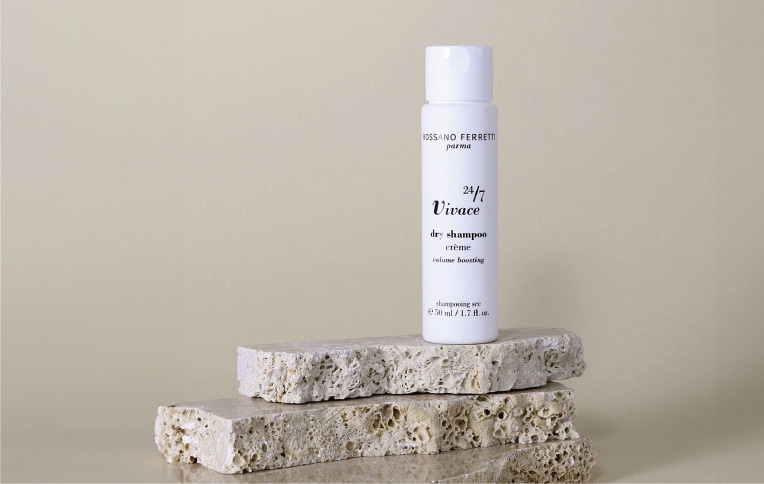 image of Rossano Ferretti Parma's dry shampoo crème Vivace, positioned on a stone