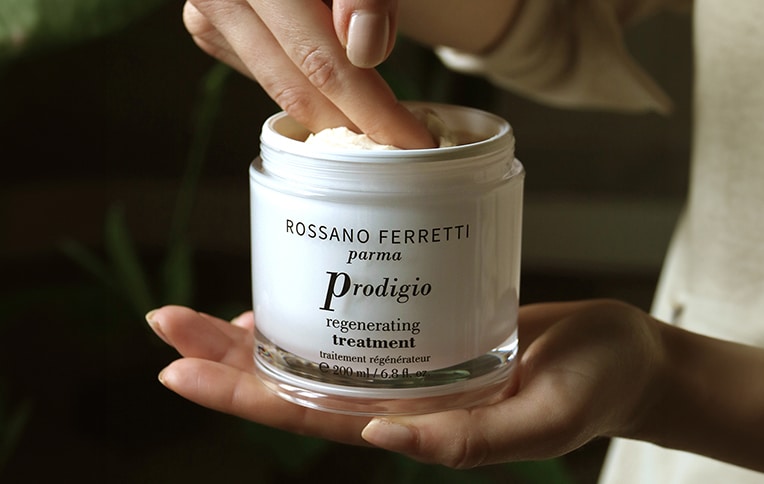 Hands holding Prodigio Treatment Rossano Ferretti Parma