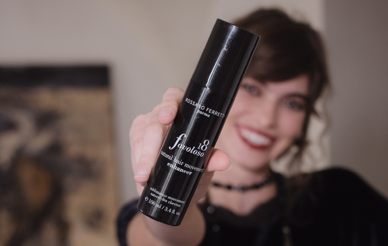 Model showcasing Rossano Ferretti Parma's Favoloso movement spray in her hands.