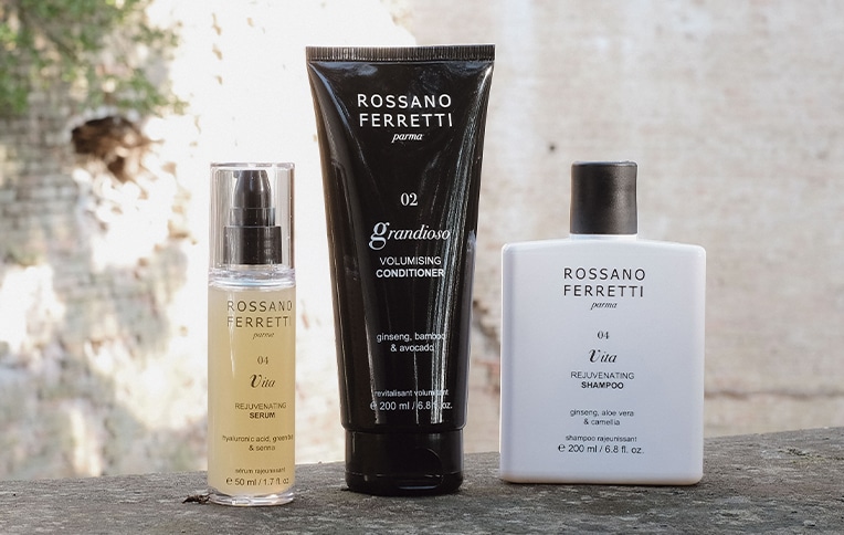 Immagine della routine Anticaduta per uomo di Rossano Ferretti Parma con lo shampoo rivitalizzante Vita, il balsamo volumizzante Grandioso e il siero rivitalizzante Vita.