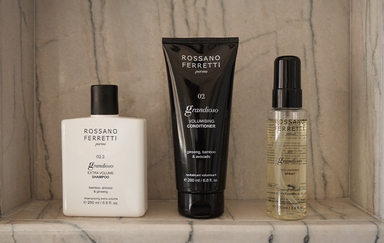 Immagine della routine volumizzante Grandioso di Rossano Ferretti Parma con lo shampoo extra volume, il balsamo volumizzante e lo spray volumizzante.