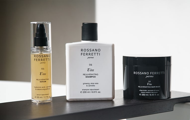 Immagine della routine rivitalizzante Vita di Rossano Ferretti Parma con lo shampoo rivitalizzante, la maschera rivitalizzante e il siero rivitalizzante.