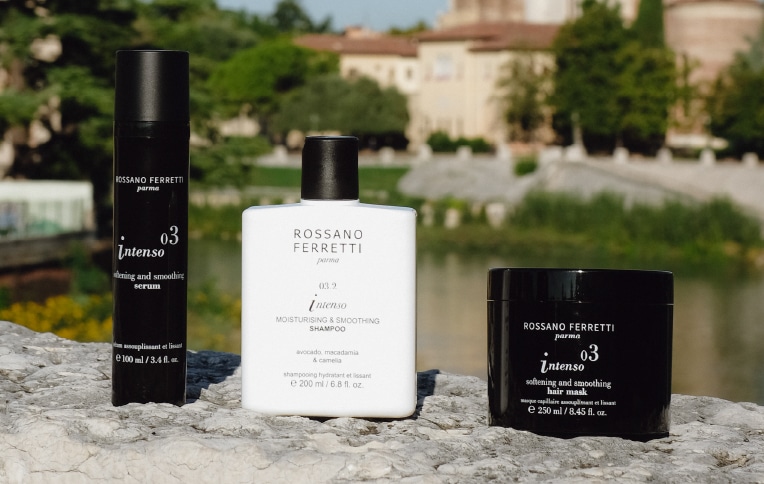 Immagine della routine disciplinante Intenso di Rossano Ferretti Parma con lo shampoo idratante e disciplinante, la maschera disciplinante e il siero disciplinante e levigante Intenso.