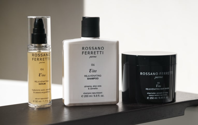 Immagine della routine rivitalizzante Vita di Rossano Ferretti Parma con lo shampoo rivitalizzante, la maschera rivitalizzante e il siero rivitalizzante.