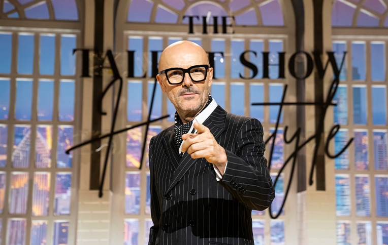 Immagine di Rossano Ferretti con lo sfondo del logo di HairStyle: The Talent Show.