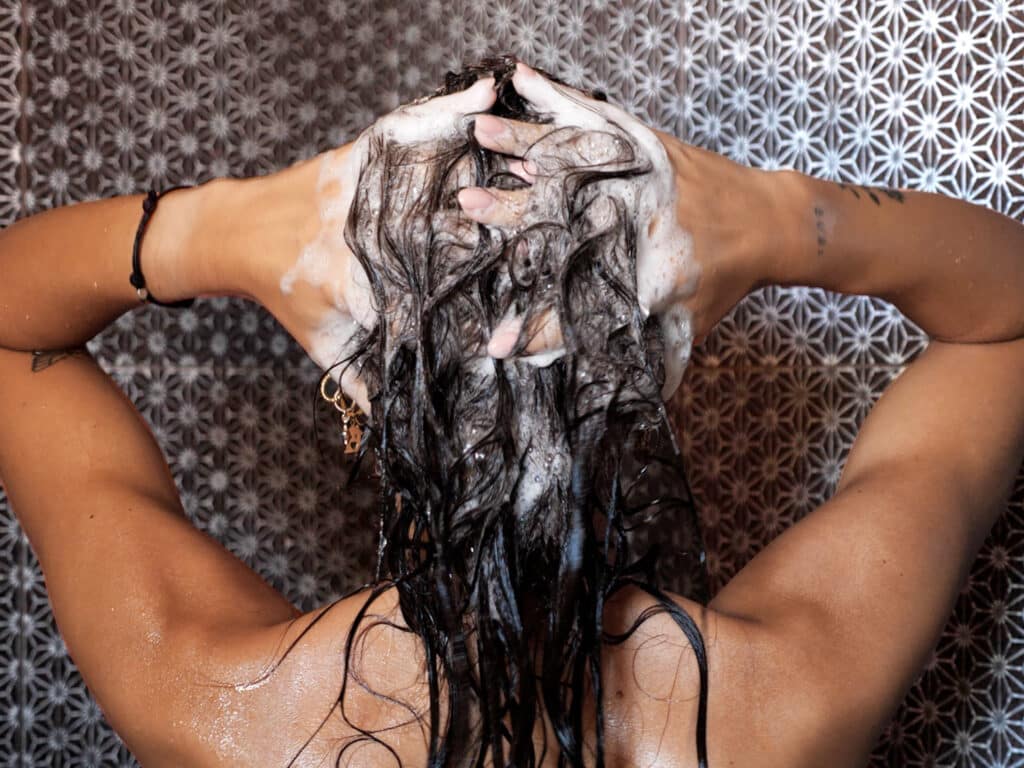Immagine di una ragazza mentre si lava i capelli