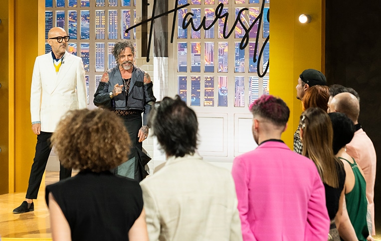 Immagine di Rossano Ferretti con il co-conduttore, Rudy Mostarda, di HairStyle: The Talent Show e i vari concorrenti.