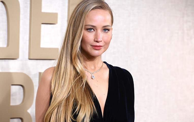 Jennifer Lawrence con i suoi lunghi capelli lisci dall'aspetto naturale, luminosi e lucenti