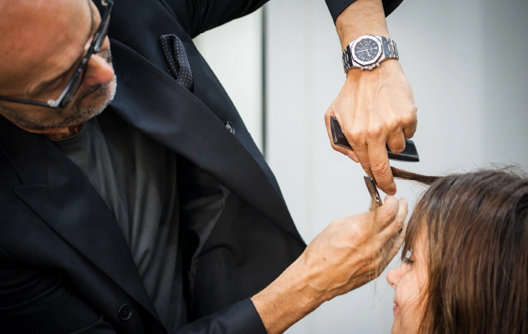 Rossano Ferretti cutting a client’s hair.