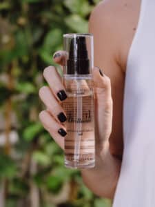 Image of a model holding Rossano Ferretti Parma's Brillante protect and shine oil