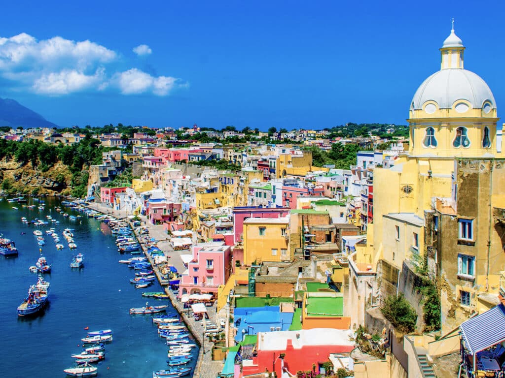 Immagine paesaggistica che mostra il paesaggio di Procida.