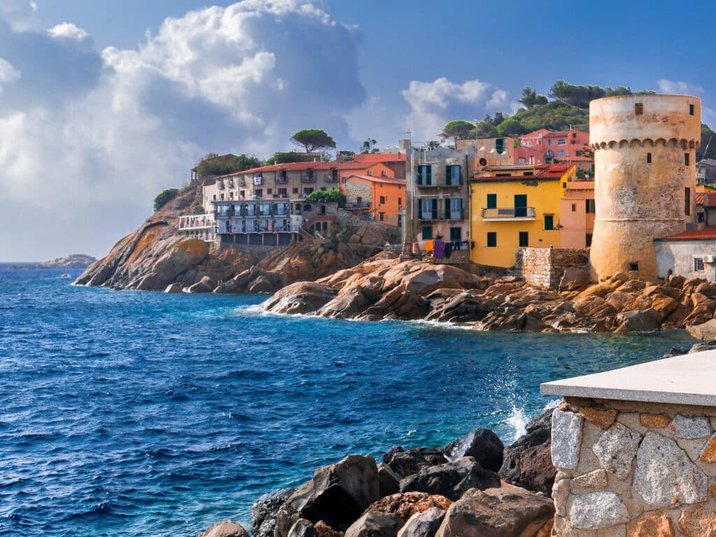 Immagine paesaggistica che mostra il paesaggio dell'Isola del Giglio.