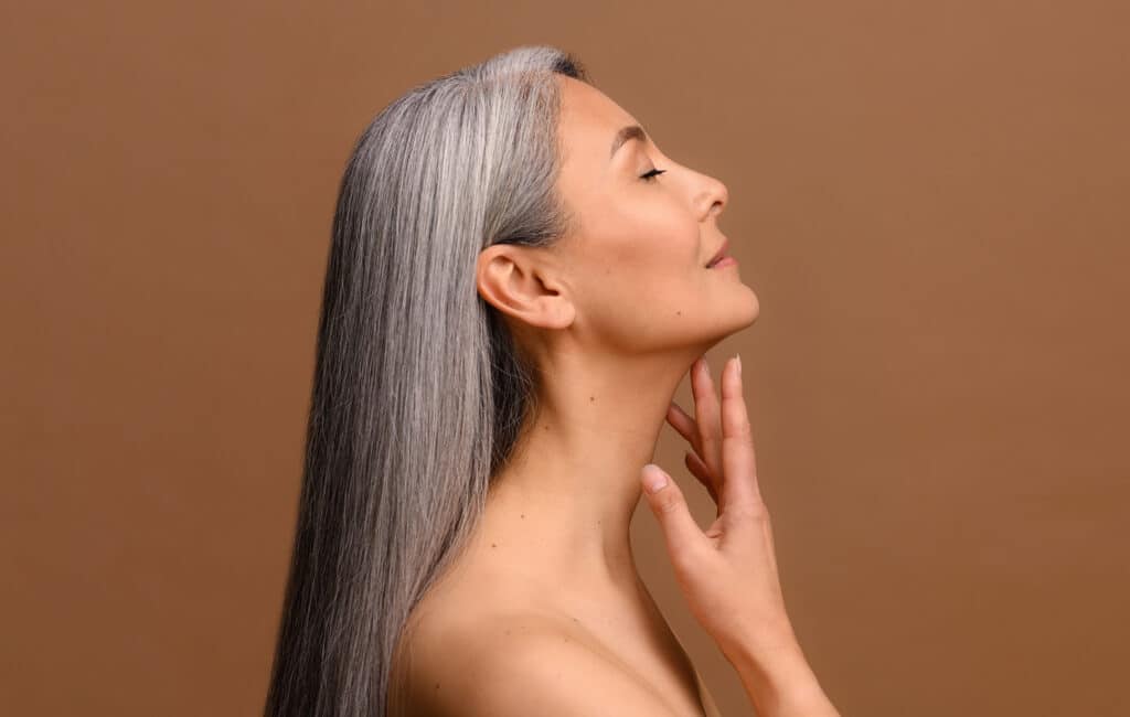 Immagine di una donna dai capelli grigi, lunghi e lisci