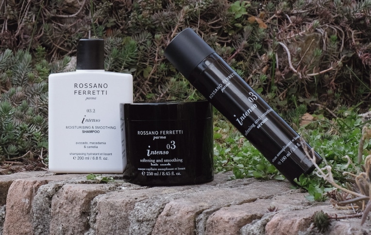 Immagine della routine disciplinante Intenso di Rossano Ferretti Parma con lo shampoo idratante e disciplinante, la maschera disciplinante e il siero disciplinante e levigante Intenso.