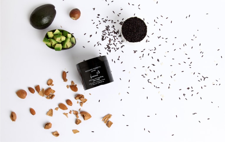 Image of the softening and smoothing mask from the Intenso line by Rossano Ferretti Parma with some ingredients like avocado and almond.