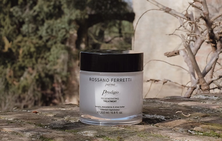 Image of the Regenerating Prodigio treatment by Rossano Ferretti Parma with a background of trees and nature.