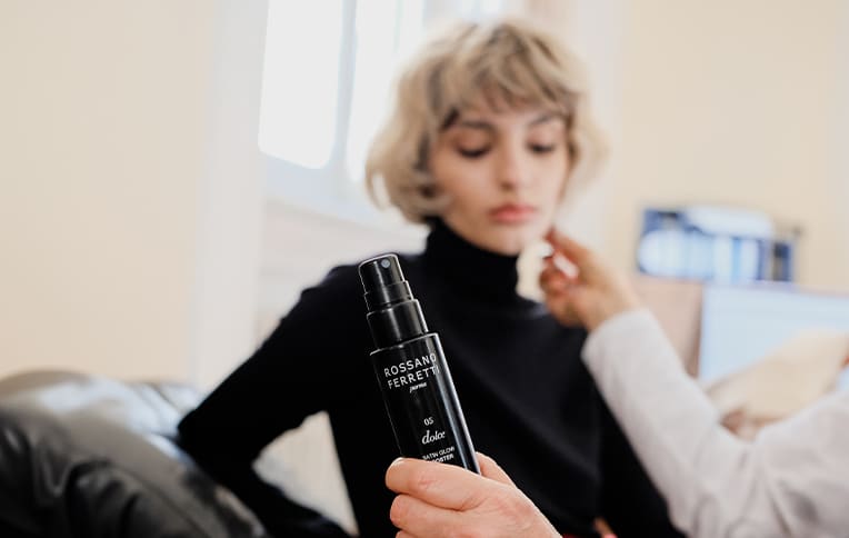 Immagine di una modella bionda con un taglio di capelli corto a caschetto, che mette in mostra lo spray idratazione e luminositá Dolce di Rossano Ferretti Parma.