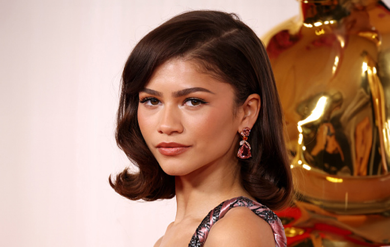 Photos of Zendaya at the 2024 Oscars Red Carpet with an Elegant Vintage Bob.