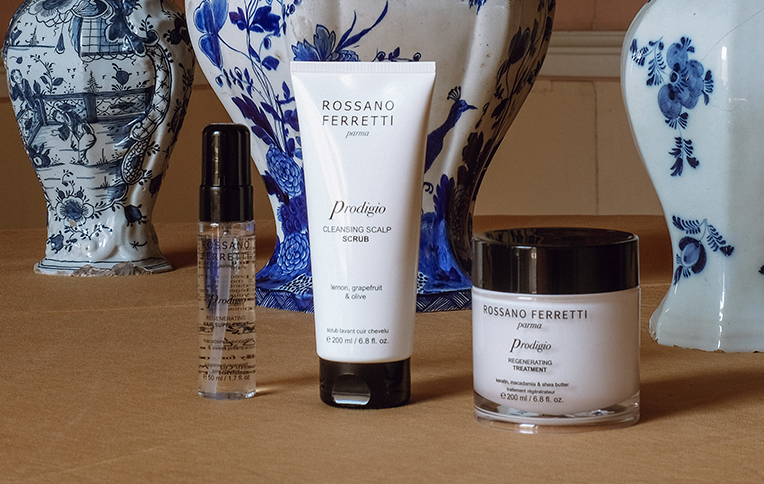 Collezione Prodigio di Rossano Ferretti Parma con lo scrub cutaneo, il trattamento riparatore e l'olio ristrutturante.