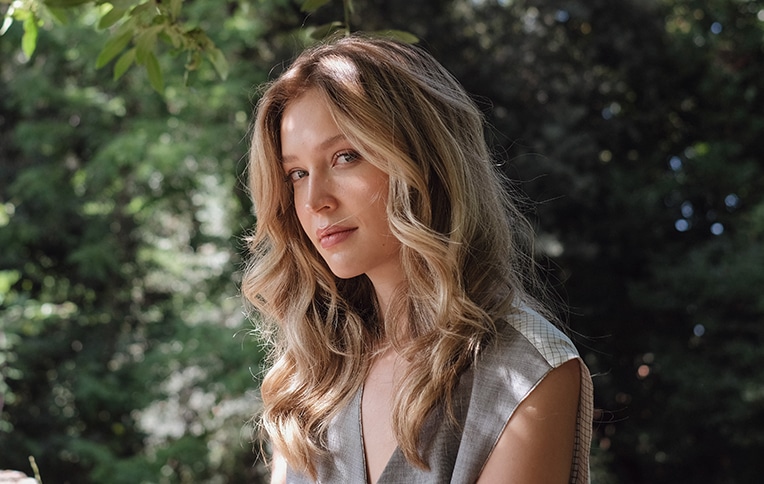 Image of a girl with long, wavy blonde hair.