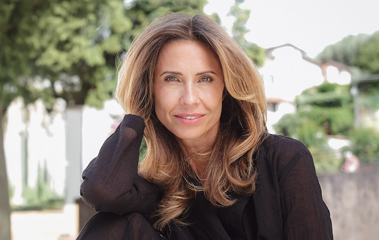 Brunette woman with medium wavy, and very voluminous hair.